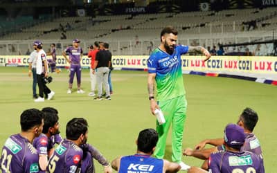 Watch: Virat Kohli spends time with KKR?s youngsters despite RCB?s heartbreaking 1-run loss