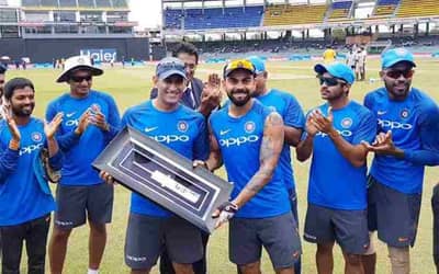IPL 2023: MS Dhoni awarded with Silver Bat by BCCI Vice President Rajiv Shukla at Ekana Stadium